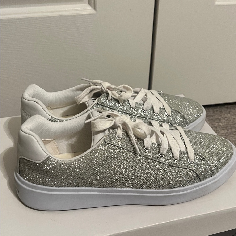 COLE HAAN GRAND CROSSCOURT DAILY, SILVER SPARKLE SNEAKERS SIZE 7.5
